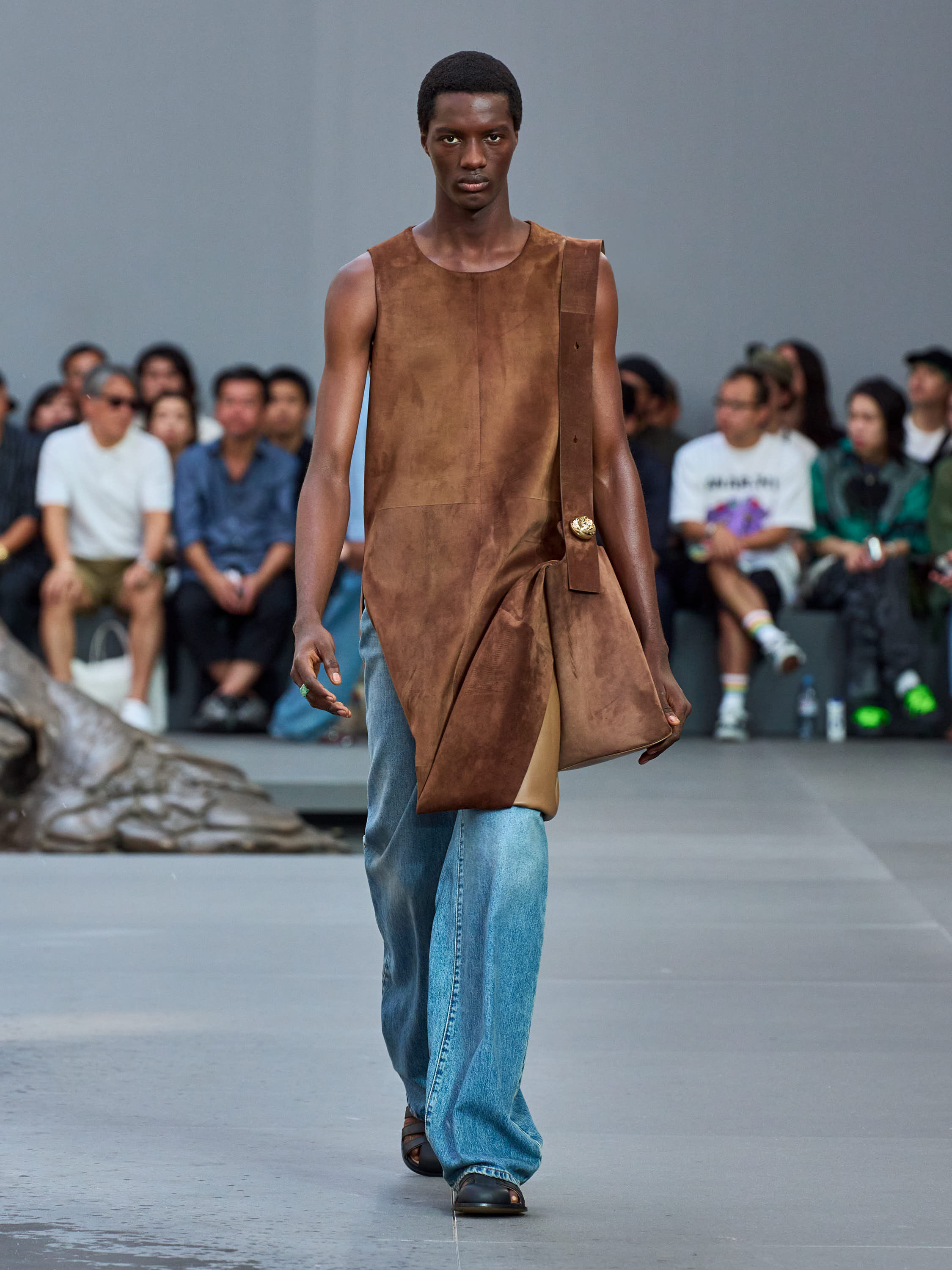 LOEWE 24ss カーキ スラックス プレーンフロント LOEWE 24ss カーキ スラックス プレーンフロント